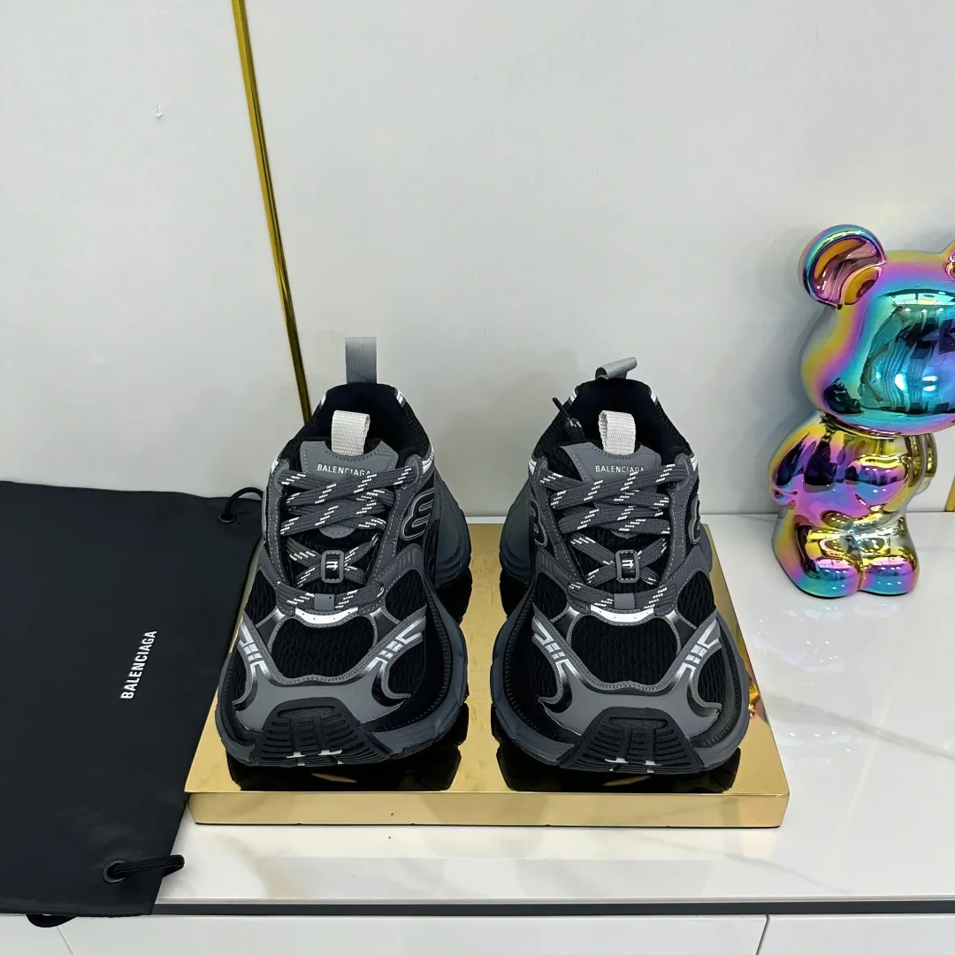 👟👟Ex-factory price 680👟👟 Balenciaga Balenciaga CARGO 6XL Sneakers Round-toe lace-up Low-cut lifestyle mesh lace-up Low-cut catwalk retro Balenciaga is always at the forefront of fashion. This model has huge size and eye-catching design. It is in line with the current "" trend. It uses an all-black color scheme to create a low-key yet gorgeous effect. The 6XL size makes it a conspicuous presence in the market. Suitable for people who pursue individuality. The products released this time once again reflect their innovation capabilities. They are made of microfiber and mesh. Its avant-garde design, exaggerated volume and reflective details give it a special silhouette. It is made of mesh material, which brings good foot feel, comfortable and breathable. The appearance still adopts the classic shape. The shoe body is fashionable and easy to wear. Item No.: 815859 W2MV2 1012 Size: 35-46